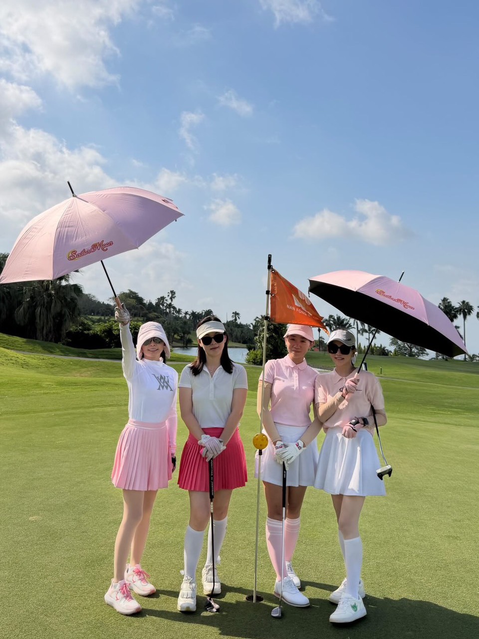 custom-golf-umbrella-course-lifestyle-sincere-customized.-2jpg